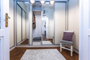 Ein Zimmer mit Schiebeglasfenster, einer Bank und einem Teppich.