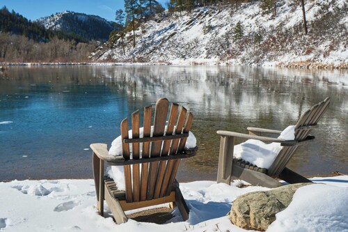 Eagle Ridge River Retreat - Hot Tub, Sauna, Yard!