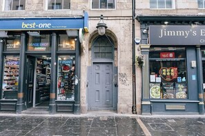A street view with storefronts including 'best-one' and 'Jimmy's E'. - Modern Escape Apartment | Central Edinburgh (Edinburgh)