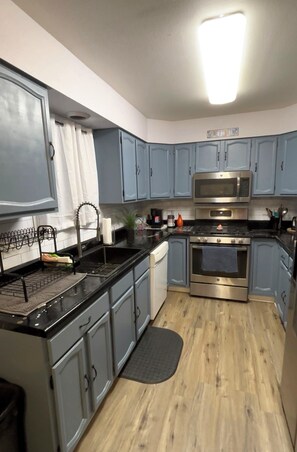 Private kitchen - Kenai home minutes from anywhere you need to go. Pet and family friendly! (Kenai)