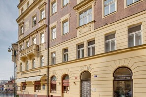 Ein mehrstöckiges Gebäude mit einem Restaurant im Erdgeschoss und einem Geschäft in der zweiten Etage.