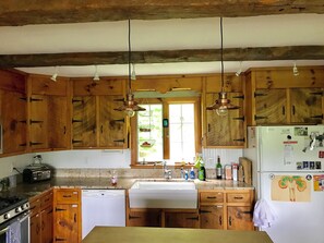 Private kitchen - Spacious 6-bedroom house in Killington- Biking and Hiking Getaway (Killington)
