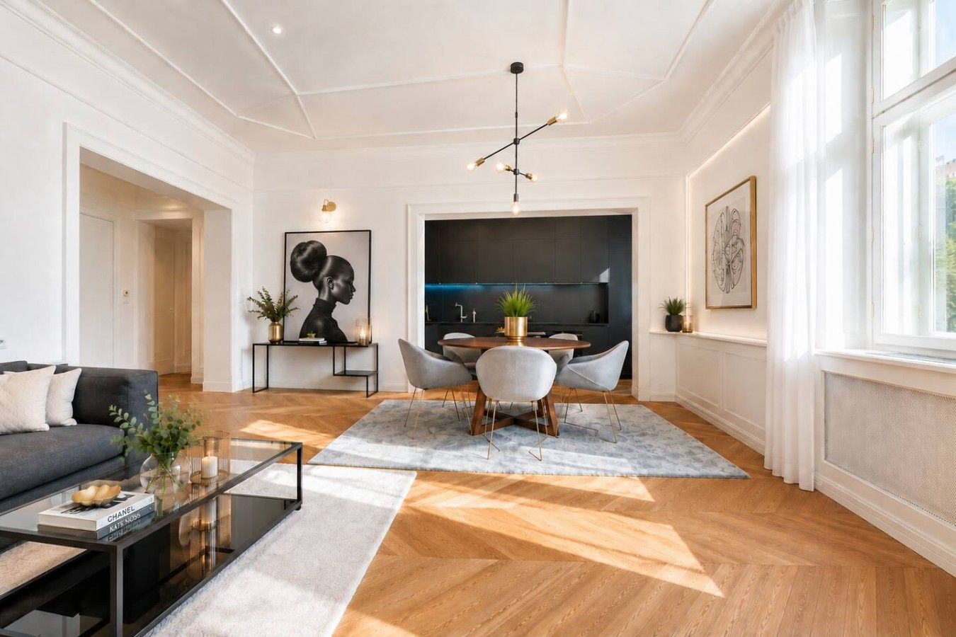 Uma sala de estar moderna com sofá, mesa de centro e área de jantar.