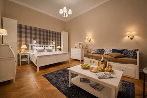 Ein Schlafzimmer mit einem Bett, Nachttischen, einem Sofa, einem Couchtisch und einer Deckenleuchte.