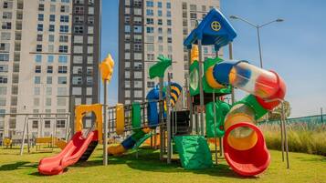 Departamento de lujo, para no fumadores, vista a la ciudad | Área infantil