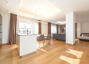 Eine moderne Wohnung mit Küche, Essbereich und Wohnraum.