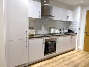 Fridge, microwave, oven, stovetop - Apartment Sleeps 2 With City Views (Birmingham)