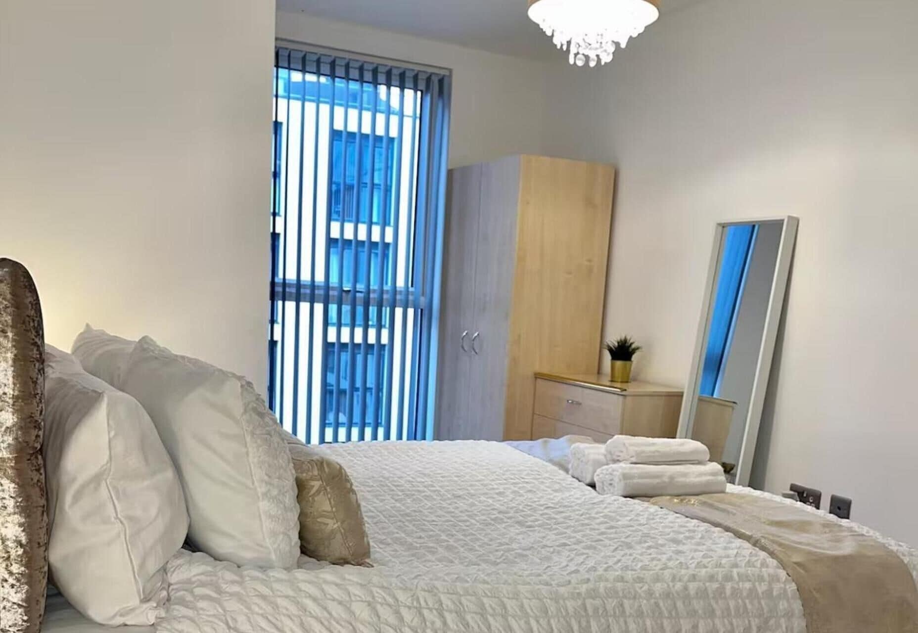 1 habitación, tabla de planchar con plancha, wifi gratis y ropa de cama 