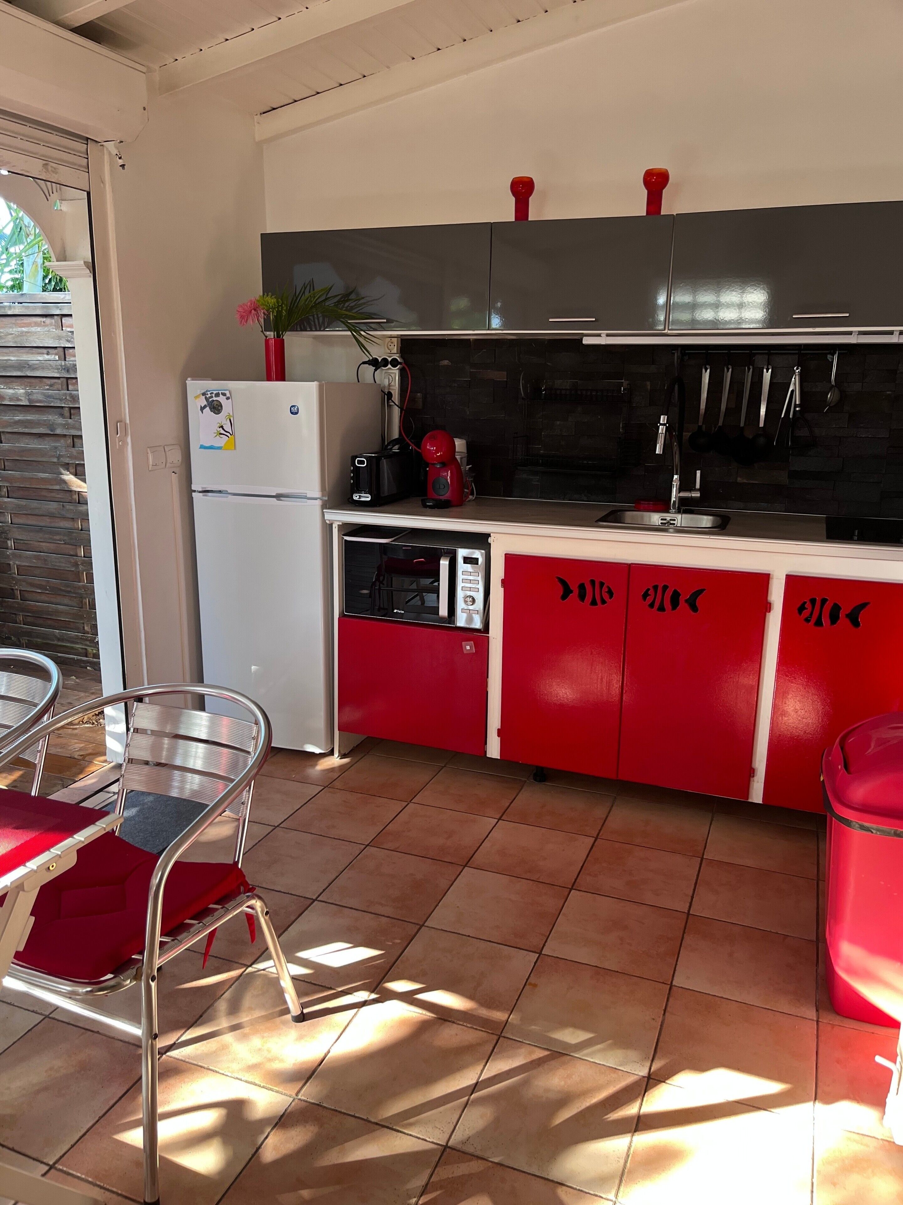 Frigorifero, microonde, forno, piano cottura