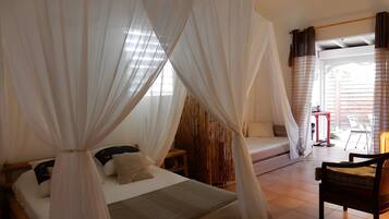 Tabla de planchar con plancha, wifi y ropa de cama