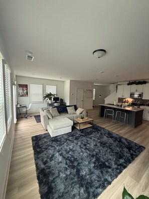 Smart TV - Luxury 3-bedroom New-Build Townhome in Acworth/Kennesaw (Kennesaw)