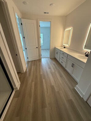 Shower, towels, soap, toilet paper - Luxury 3-bedroom New-Build Townhome in Acworth/Kennesaw (Kennesaw)