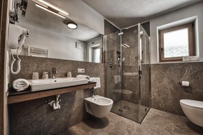 Bathroom - Residence Froy Apartment 1 – Lake View, Whirlpool & Breakfast Included (Graun im Vinschgau)