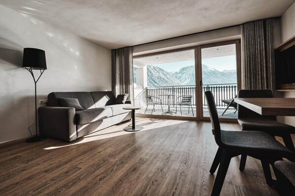 Living area - Residence Froy Apartment 1 – Lake View, Whirlpool & Breakfast Included (Graun im Vinschgau)