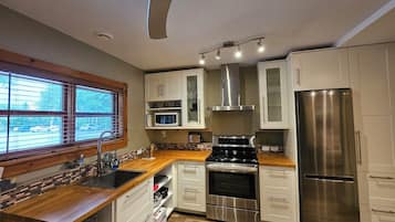 Cabin, Garden View | Private kitchen | Full-size fridge, microwave, stovetop, cookware/dishes/utensils