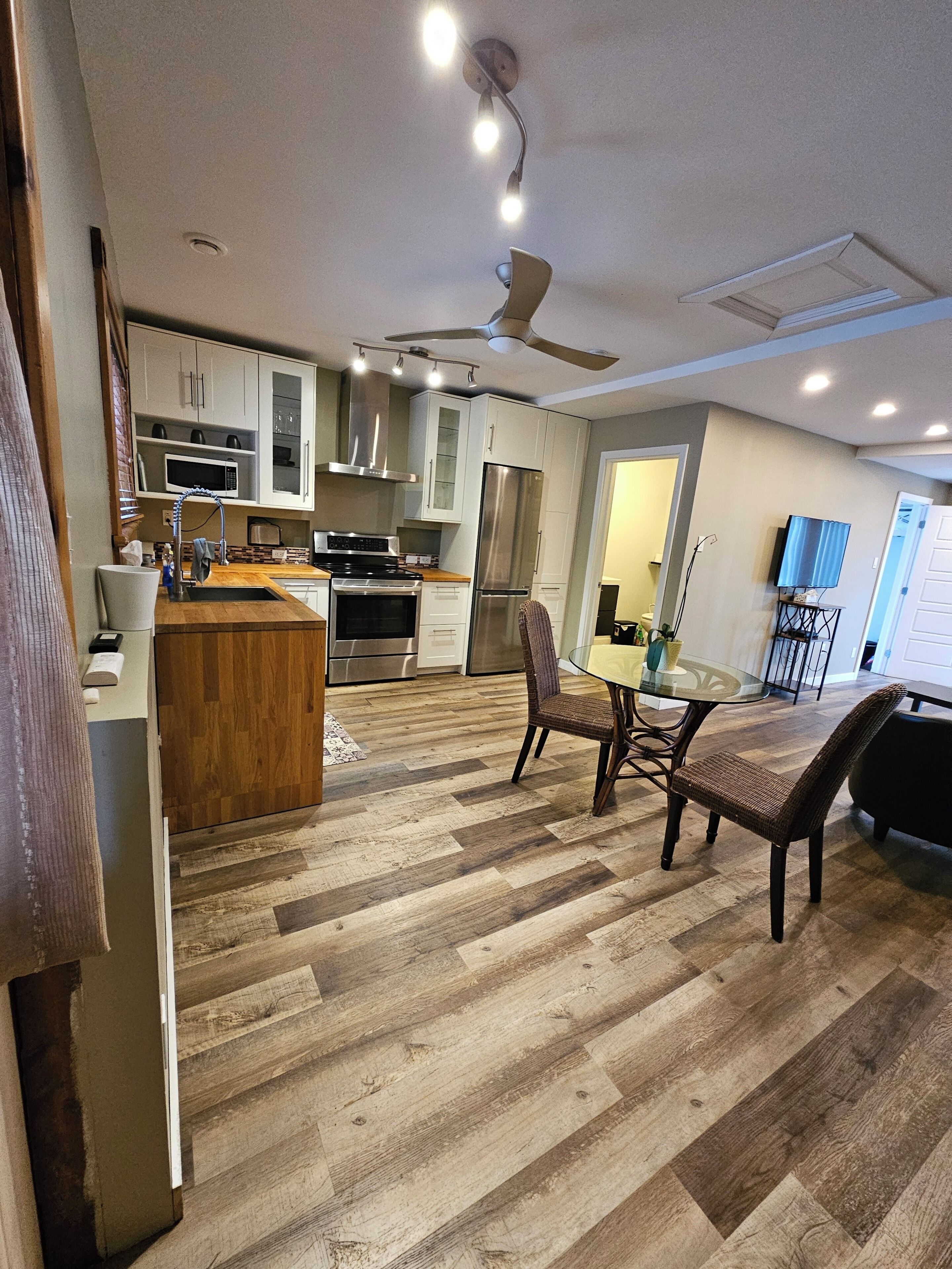 Cabin, Garden View | Private kitchen | Full-size fridge, microwave, stovetop, cookware/dishes/utensils