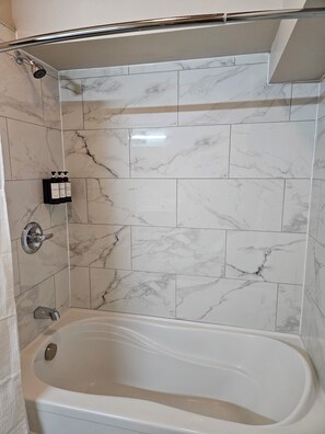Chalet | Bathroom | Towels, toilet paper - For-Rest Inn and Spa (Bathurst)