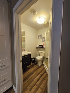 Baita, vista giardino | Bagno | Asciugamani, carta igienica