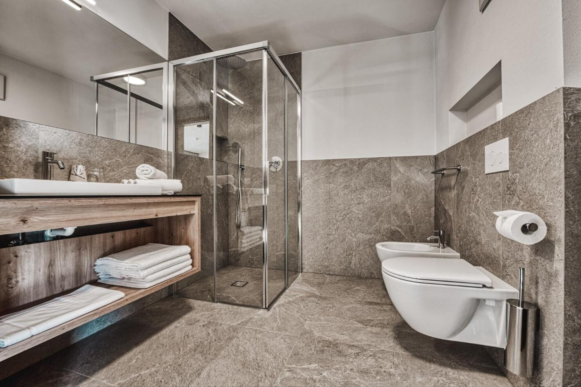 Een douche, een haardroger, handdoeken
