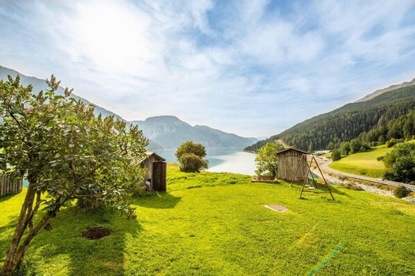 Property grounds - Residence Froy Apartment 4 – Lake View, Whirlpool & Breakfast Included (Graun im Vinschgau)
