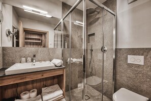 Bathroom - Residence Froy Apartment 4 – Lake View, Whirlpool & Breakfast Included (Graun im Vinschgau)