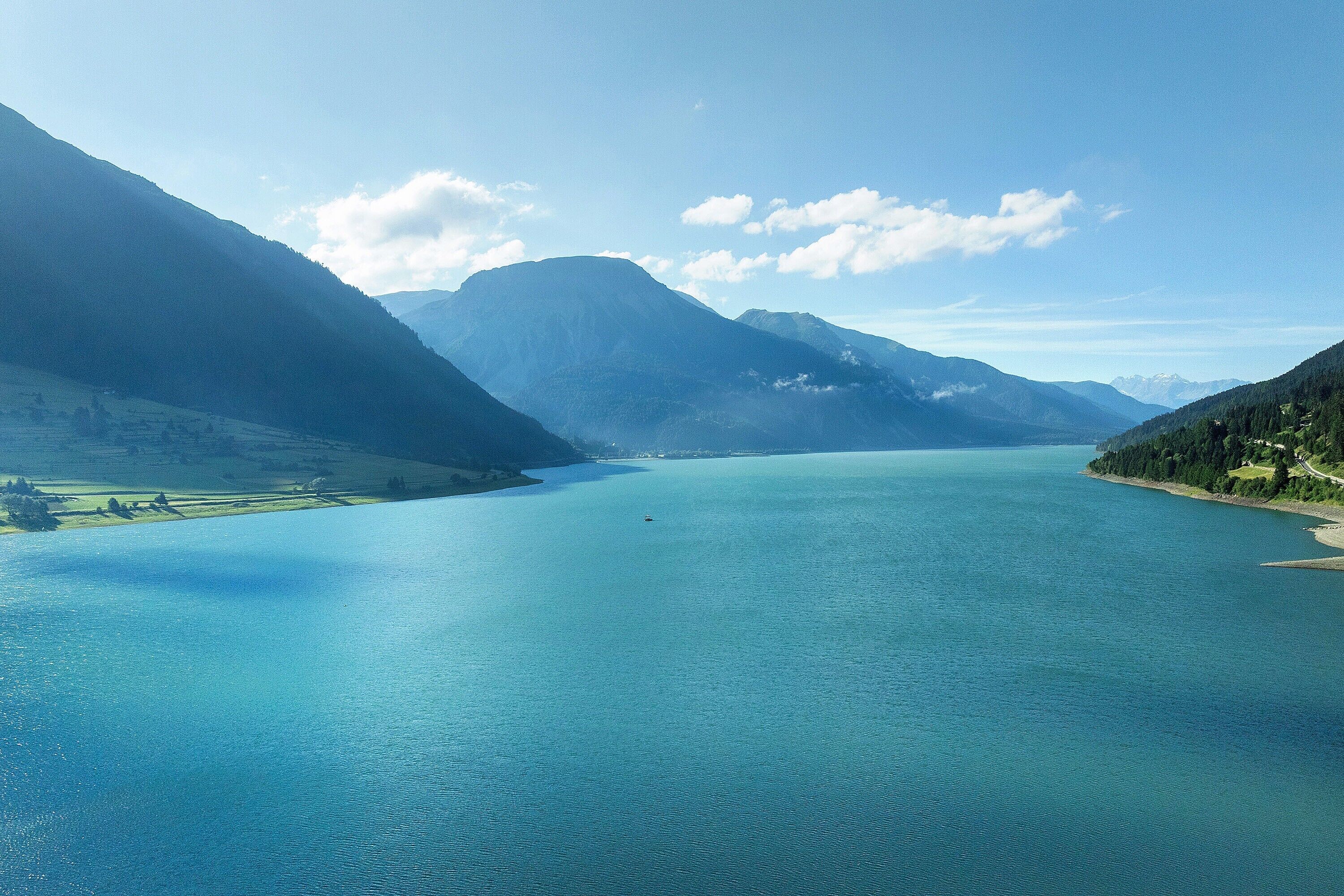 Une vaste étendue d’eau entourée de montagnes.