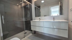 Shower, towels, soap, toilet paper - Spacious Beachfront 3-bedroom apartment with stunning beach and mountain views (San juan de los terreros)