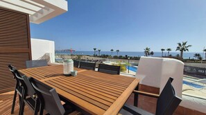 Outdoor dining - Spacious Beachfront 3-bedroom apartment with stunning beach and mountain views (San juan de los terreros)