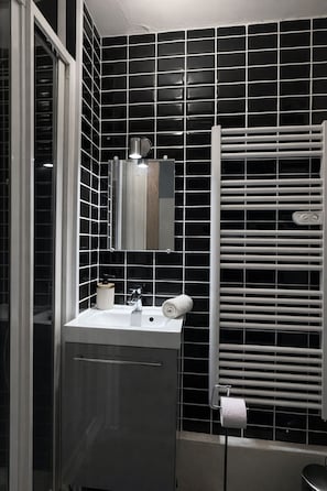 Een douche, een haardroger, handdoeken, zeep