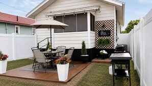 Outdoor dining - The Iris on Main | Game Room•Fenced Yard (Sheridan)