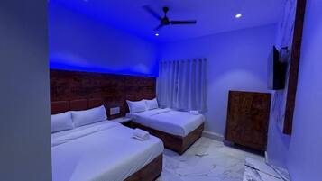 Family Quadruple Room | Desk, free WiFi