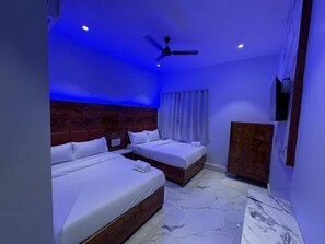 Desk, free WiFi - Hotel Midnight Lodging & Boarding (Panvel)