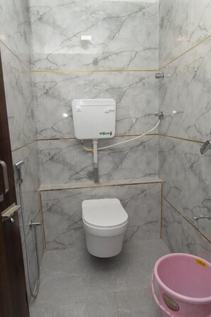 Shower, towels, soap - Hotel Midnight Lodging & Boarding (Panvel)