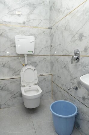 Shower, towels, soap - Hotel Midnight Lodging & Boarding (Panvel)