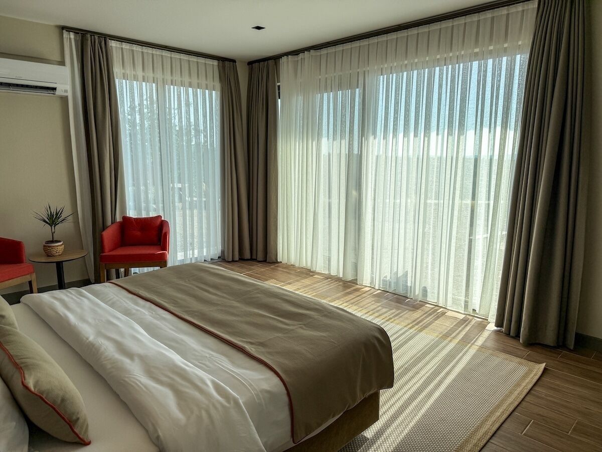 Suite Junior, patio, vue lac | Coffres-forts dans les chambres, Wi-Fi gratuit