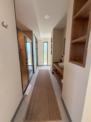 Junior Suite, Patio, Lake View | Bahagian dalam