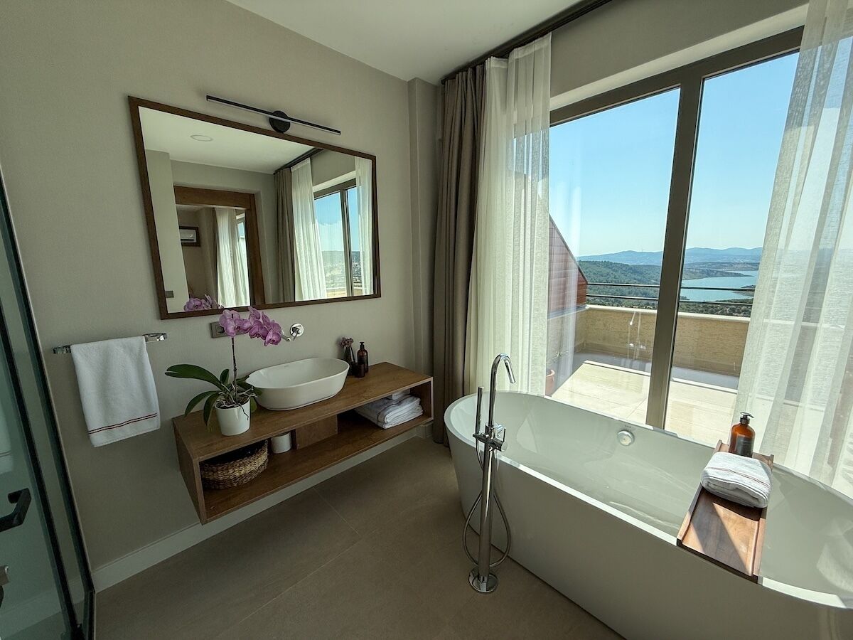 Chambre Supérieure, balcon, vue lac | Salle de bain