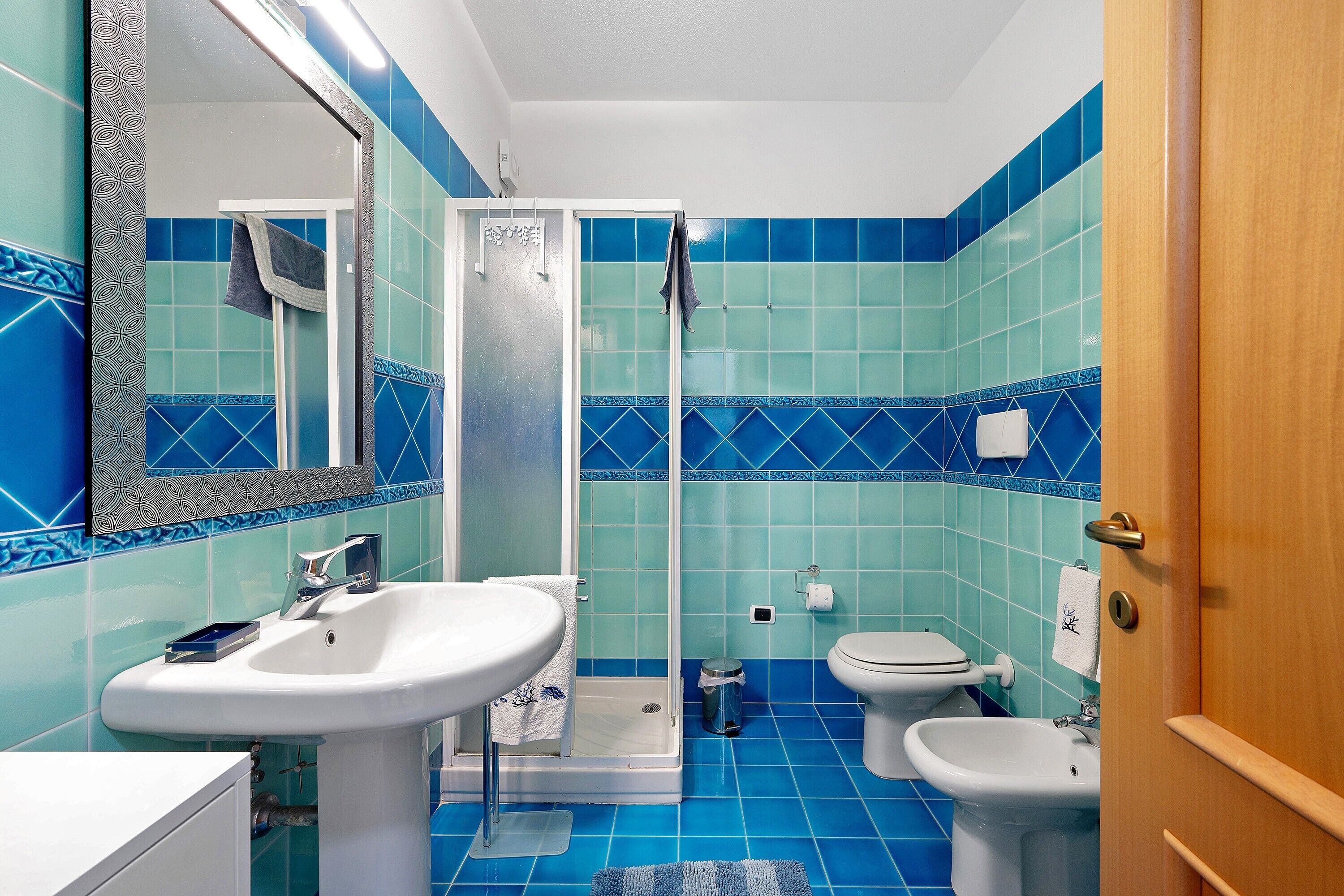 Une salle de bain équipée d’un lavabo, de toilettes et d’une douche.