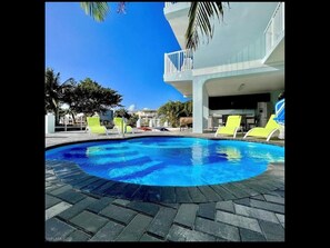 Pool - Spacious 4-bedroom 4.5 bath house in welcoming Marathon with Pool on the water. (Marathon)