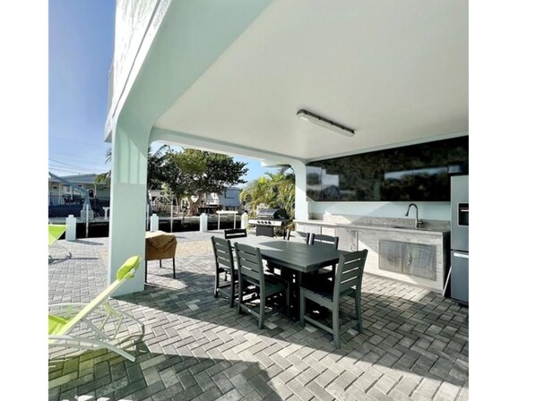 Outdoor dining - Spacious 4-bedroom 4.5 bath house in welcoming Marathon with Pool on the water. (Marathon)