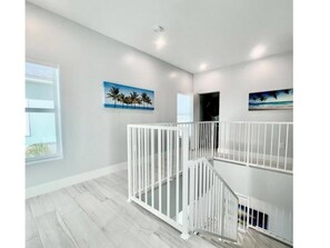 Interior - Spacious 4-bedroom 4.5 bath house in welcoming Marathon with Pool on the water. (Marathon)