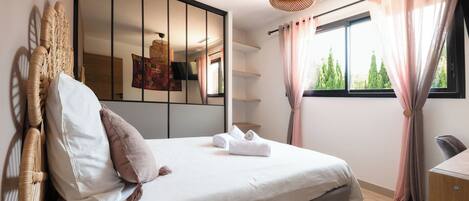 4 bedrooms, iron/ironing board, free WiFi, bed sheets