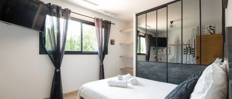 4 bedrooms, iron/ironing board, free WiFi, bed sheets