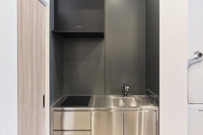 101 Non Smoking | Private kitchen | Mini-fridge, stovetop, cookware/dishes/utensils - CAVATINA (Sapporo)