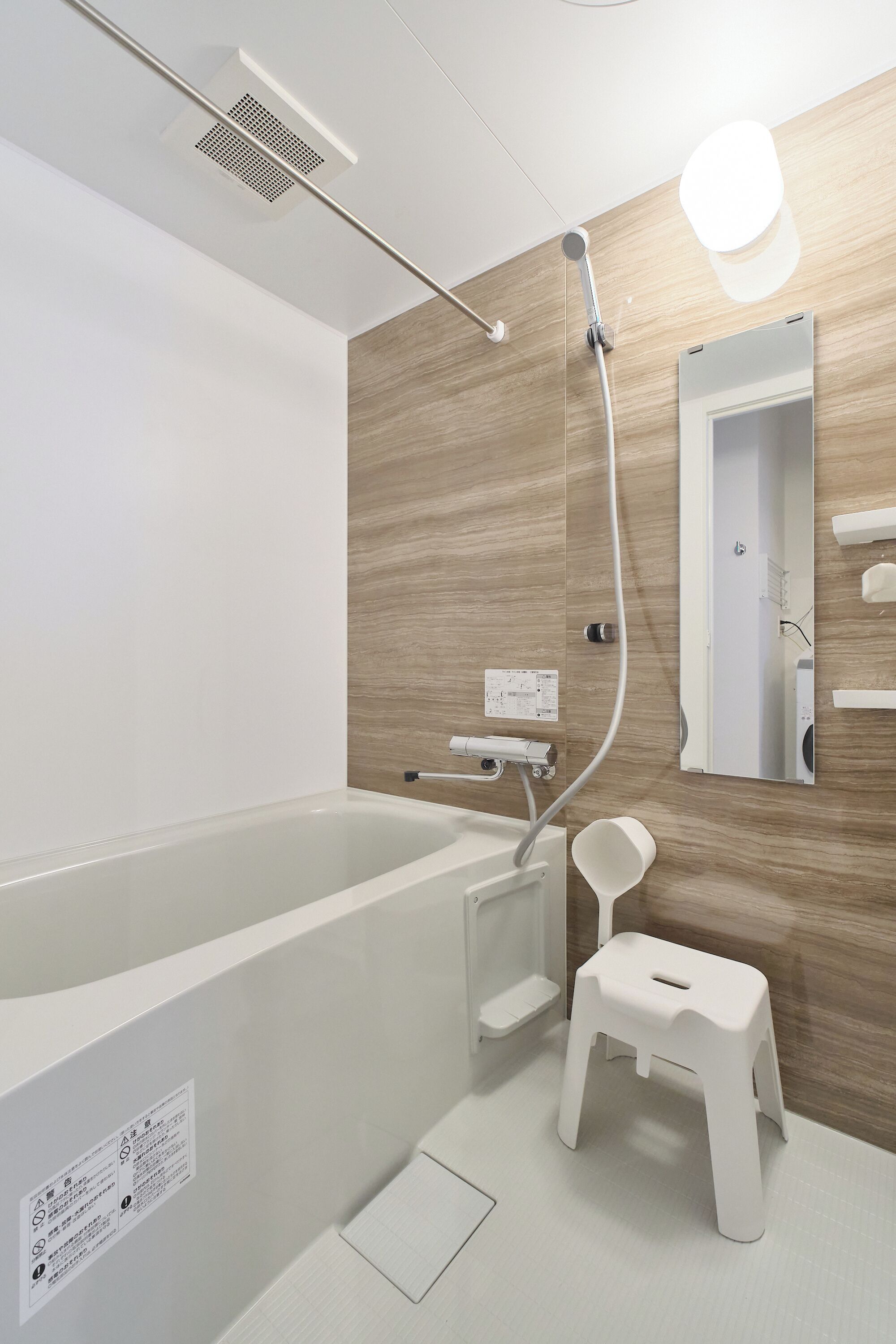 Apartamento (103 Non Smoking) | Baño | Bañera y ducha independientes y artículos de higiene personal gratuitos