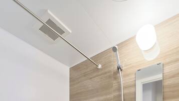 Apartamento (103 Non Smoking) | Baño | Bañera y ducha independientes y artículos de higiene personal gratuitos