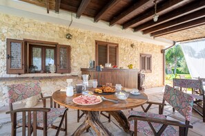 Outdoor dining - Room 'Masseria Giamarra, Room 1' with Shared Pool, Wi-Fi and Air Conditioning (Carpignano Salentino)