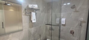 Dusche, kostenlose Toilettenartikel, Handtücher