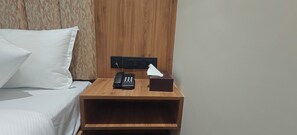 Standard-Doppelzimmer | Schreibtisch, laptopgeeigneter Arbeitsplatz, kostenloses WLAN