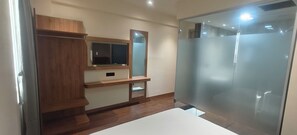 Standard-Doppelzimmer | Schreibtisch, laptopgeeigneter Arbeitsplatz, kostenloses WLAN